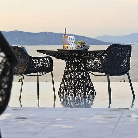 Villa Overlooking The Sea Is Ideally Located In The Private Secure Area Saint-Tropez
