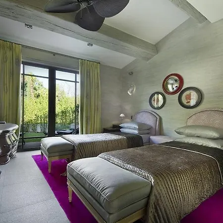Overlooking The Sea Is Ideally Located In The Private Secure Area 圣特罗佩