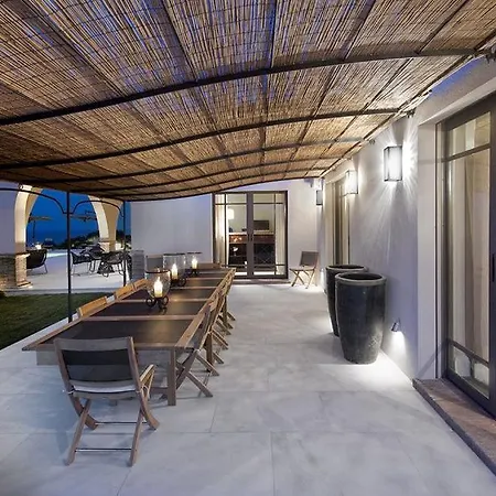 Overlooking The Sea Is Ideally Located In The Private Secure Area 圣特罗佩
