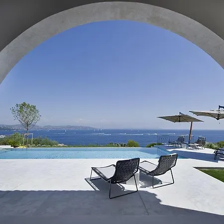 Overlooking The Sea Is Ideally Located In The Private Secure Area 别墅 *