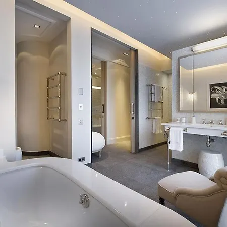 Overlooking The Sea Is Ideally Located In The Private Secure Area 圣特罗佩