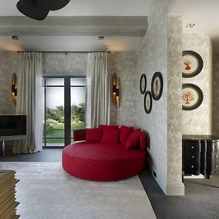 Overlooking The Sea Is Ideally Located In The Private Secure Area 别墅 *
