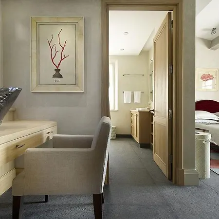 Overlooking The Sea Is Ideally Located In The Private Secure Area 别墅